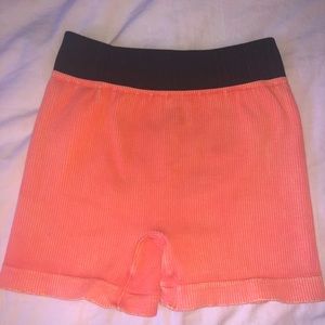 Cute FREE PEOPLE MOVEMENT PRAJNA yoga shorts!